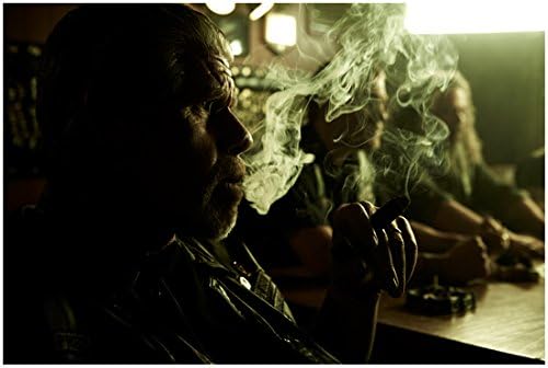 בנים של אנרכיה רון פרלמן בתור קלרנס 'קליי' מחר מעשנים סיגר עם אחרים 8 x 10 צילום